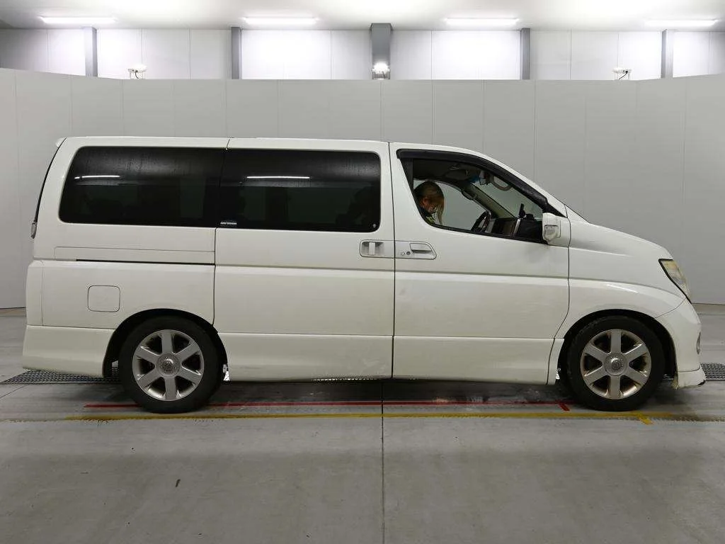 Nissan Elgrand  с аукциона в Японии