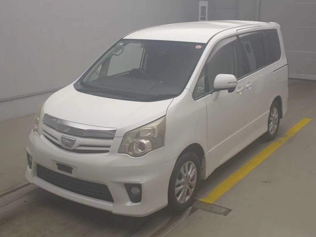 Toyota Noah 2010