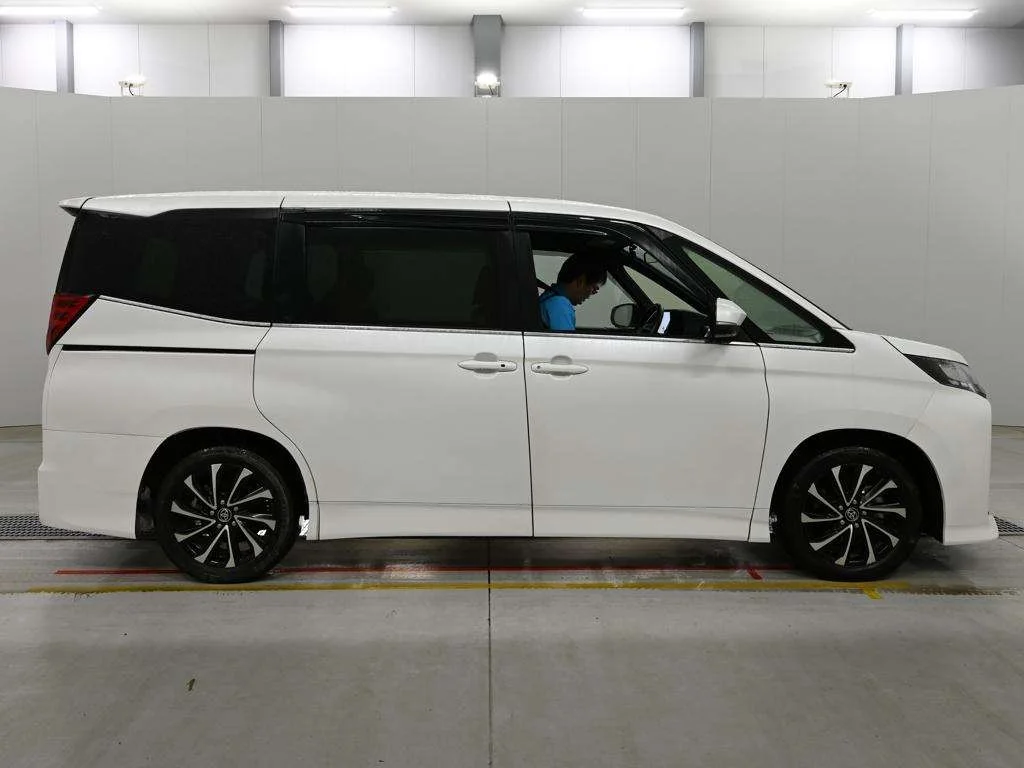 Toyota Noah  с аукциона в Японии