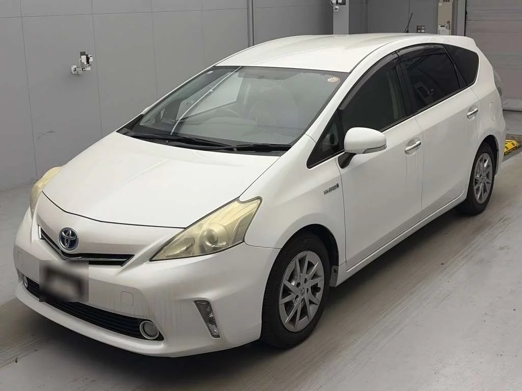 Toyota Prius Alpha 2013
