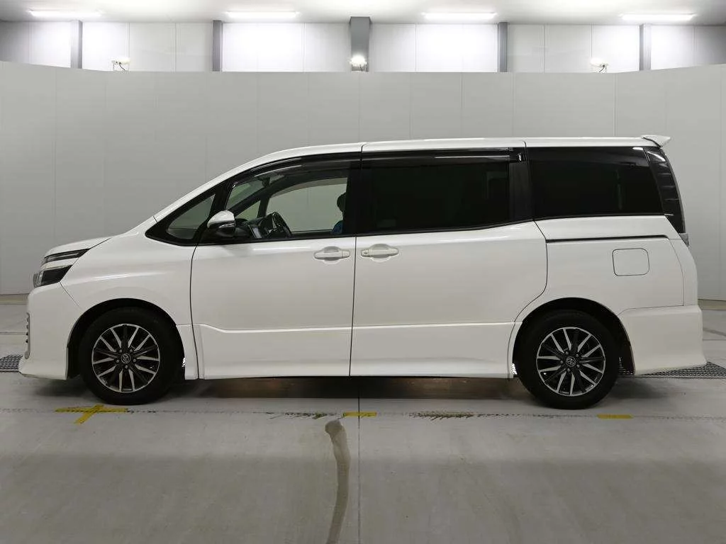 Toyota Voxy 2014
