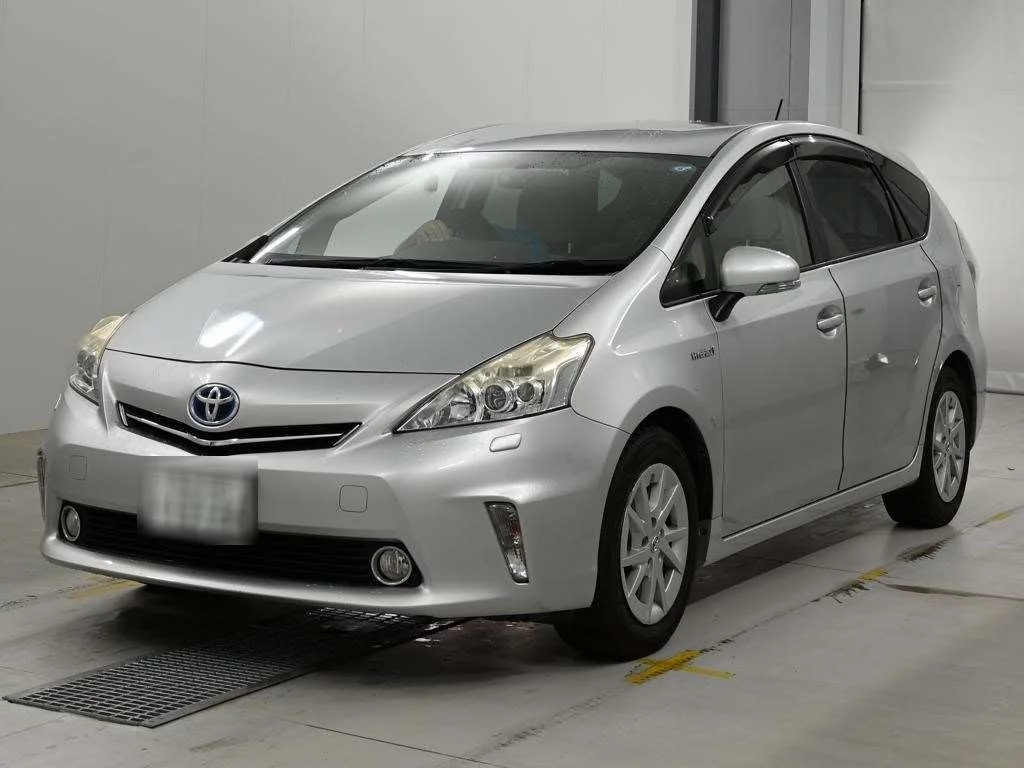 Toyota Prius Alpha 2014