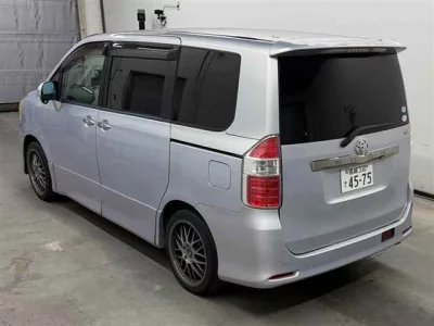 TOYOTA NOAH