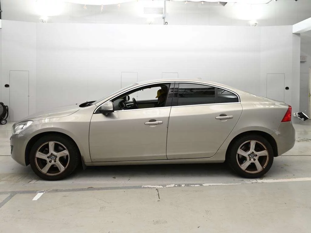 Volvo S60  с аукциона в Японии
