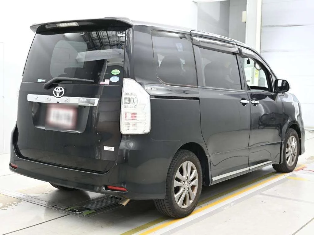 Toyota Voxy 2014