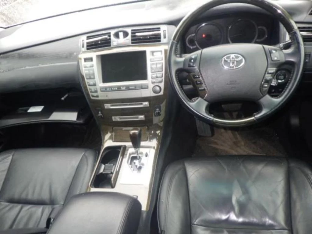 Toyota CROWN MAJESTA  с аукциона в Японии
