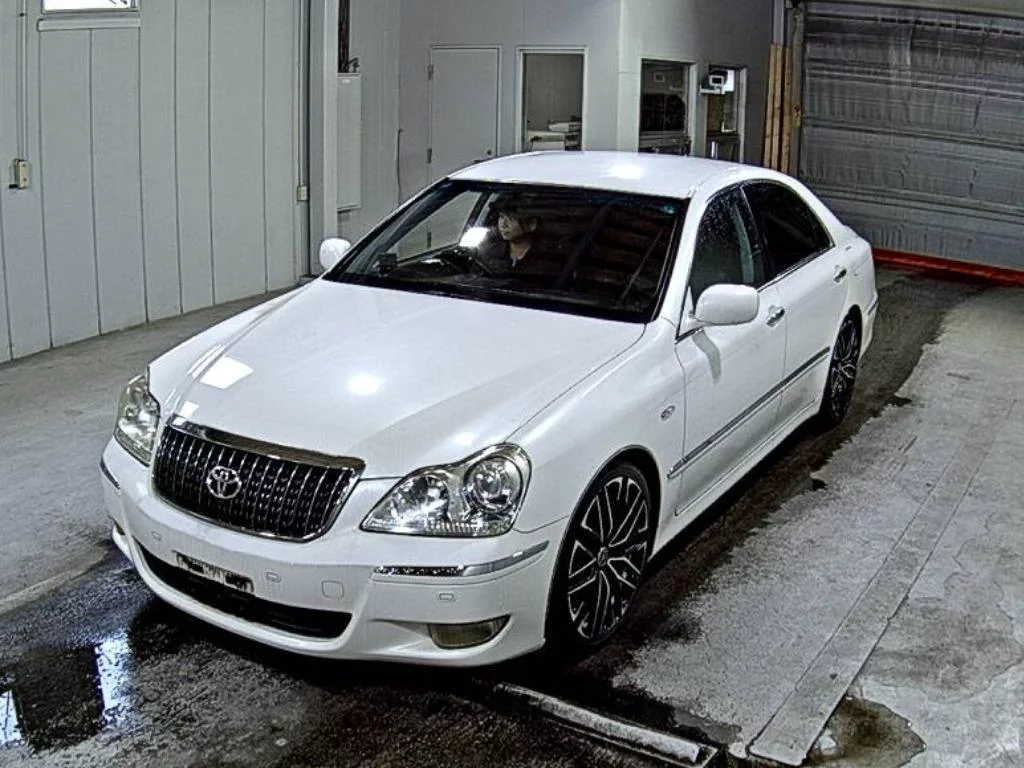 Toyota CROWN MAJESTA  с аукциона в Японии