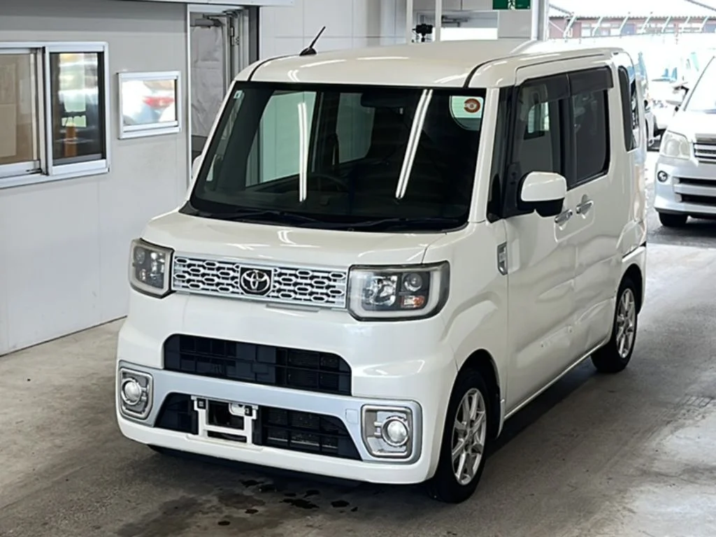 Toyota Pixis Mega  с аукциона в Японии