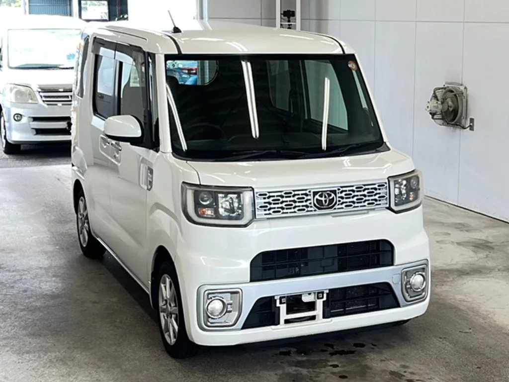 Toyota Pixis Mega  с аукциона в Японии