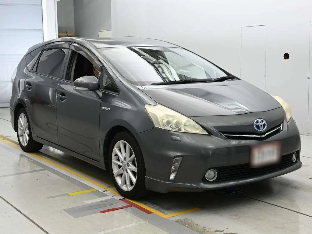 Toyota Prius Alpha 2013