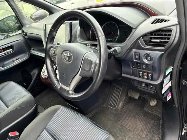 Toyota Noah  с аукциона в Японии