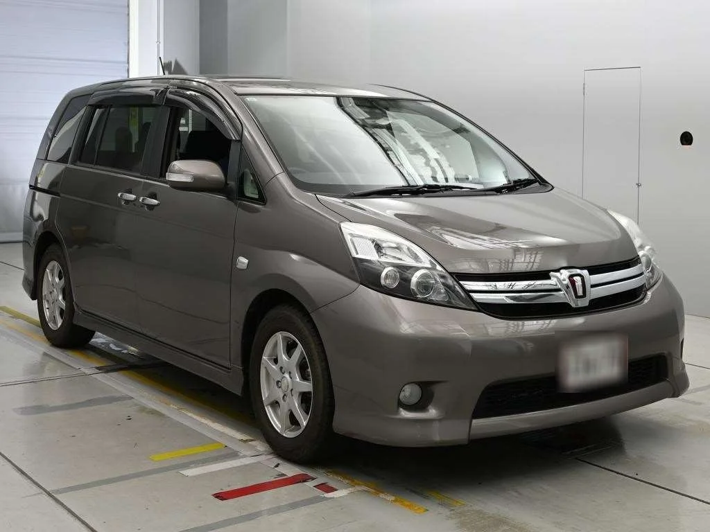 Toyota Isis 2011