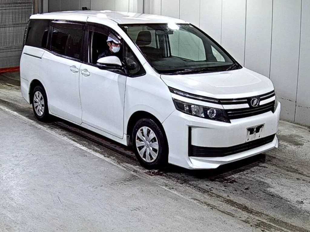 Toyota Voxy 2015
