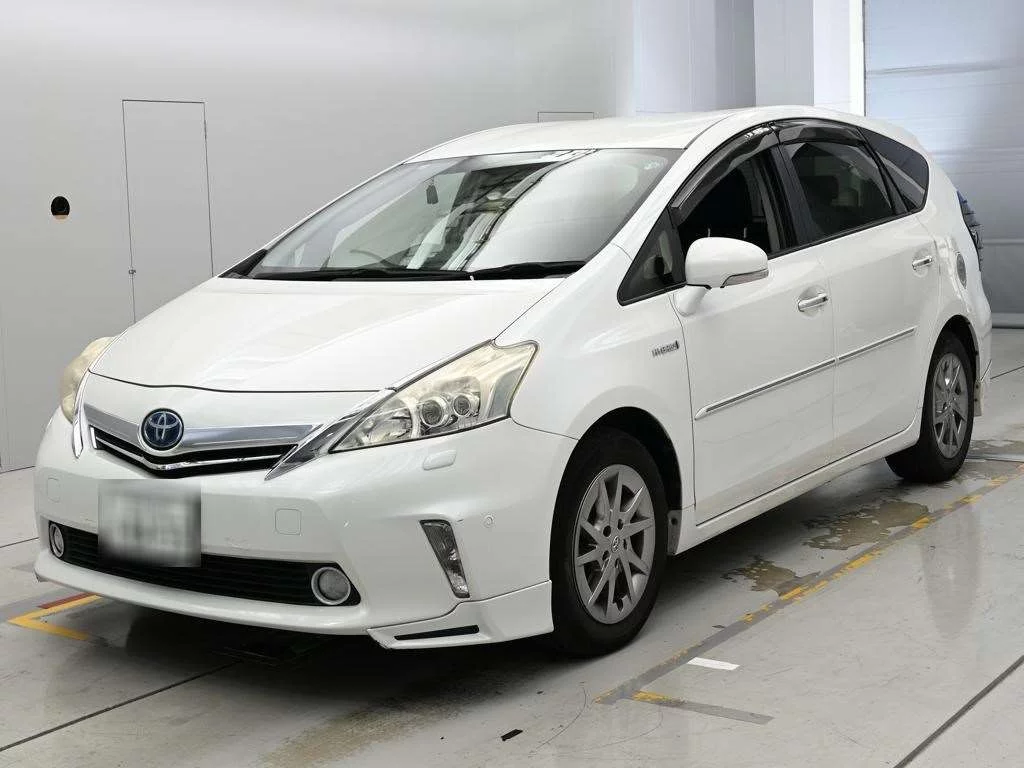 Toyota Prius Alpha 2014