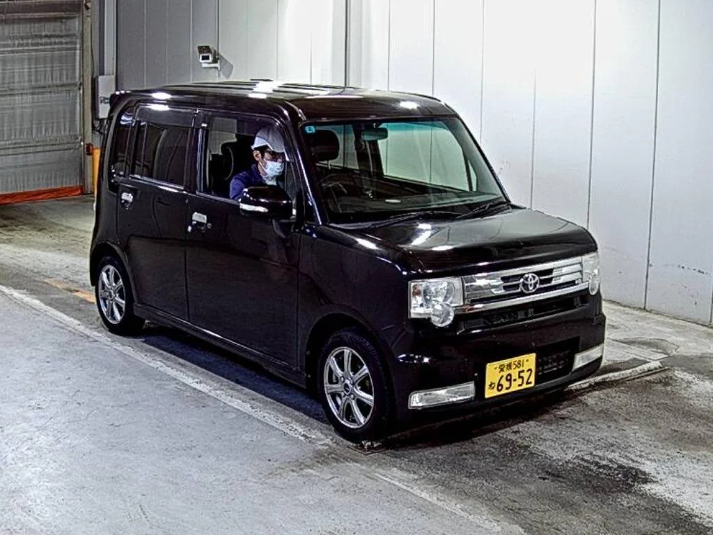Toyota Pixis Space 2011