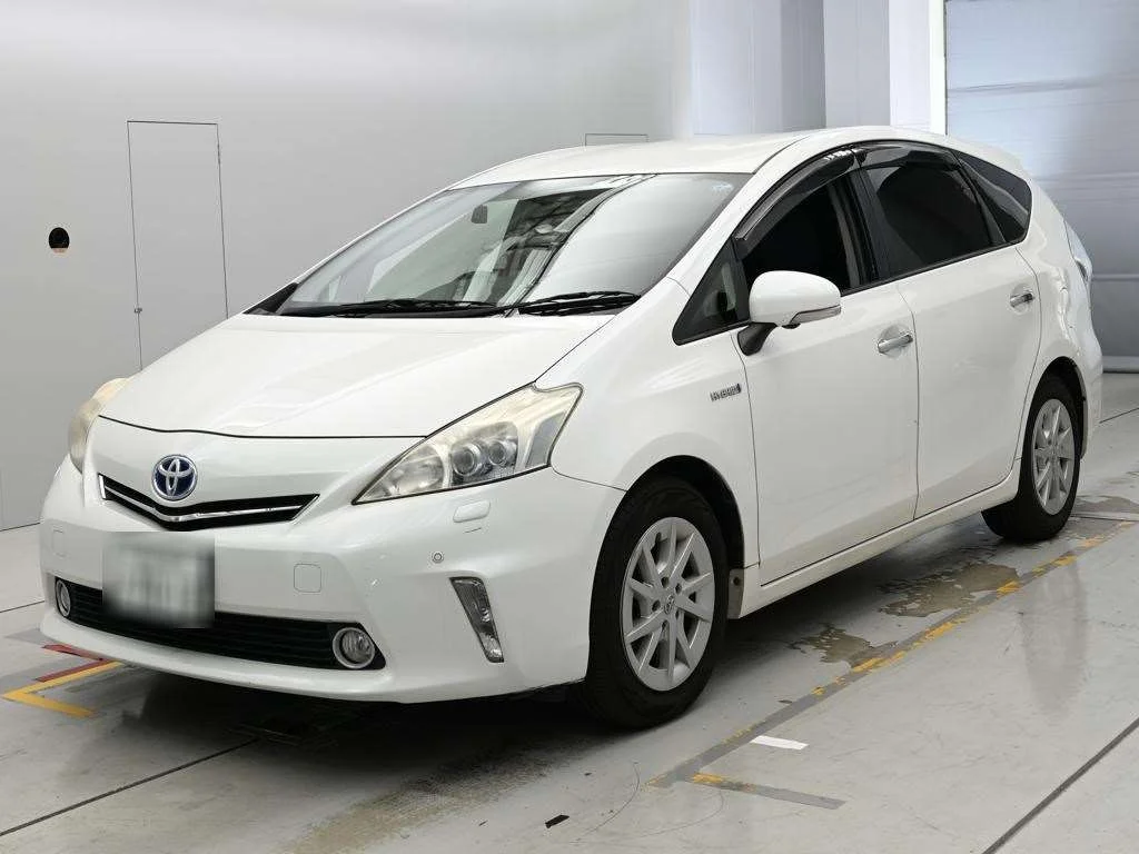 Toyota Prius Alpha 2013