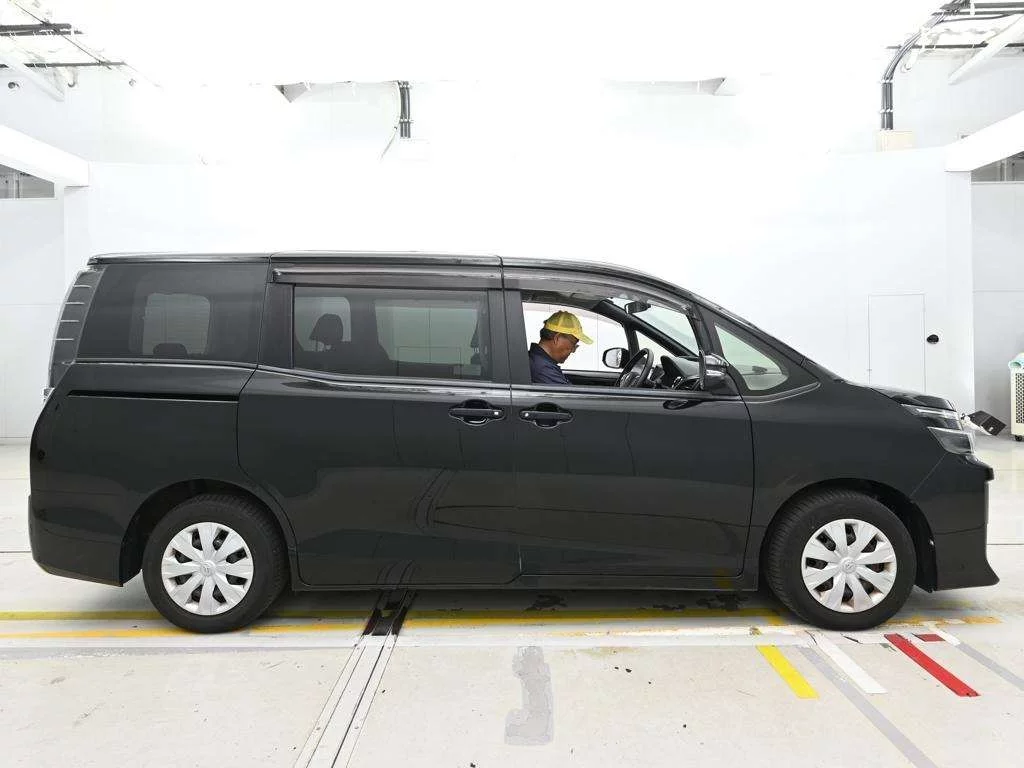 Toyota Voxy 2016