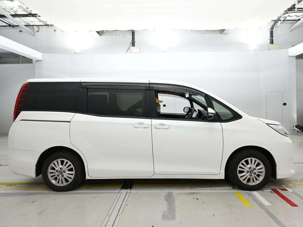 Toyota Noah 2016