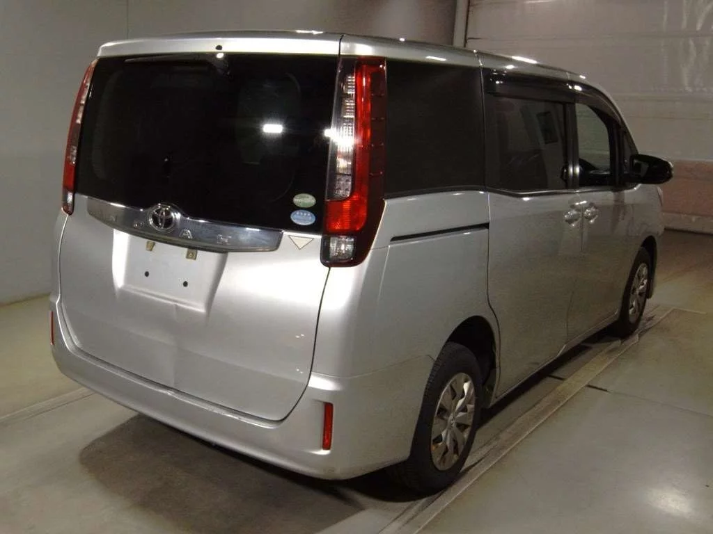 Toyota Noah  с аукциона в Японии