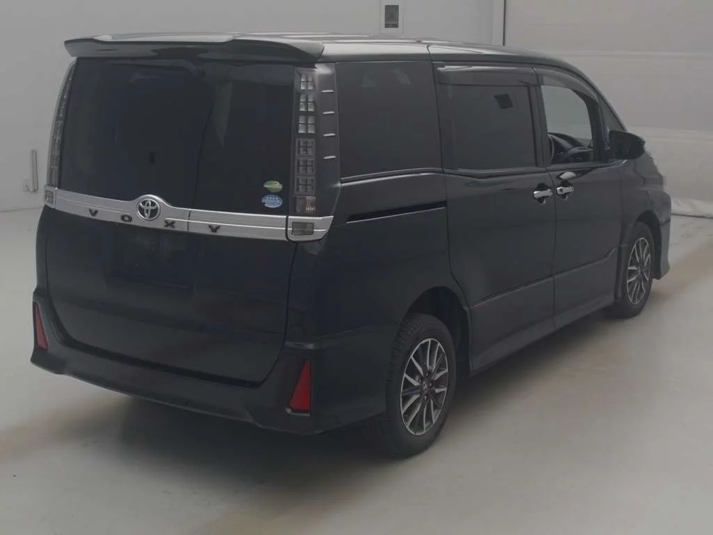 Toyota Voxy  с аукциона в Японии