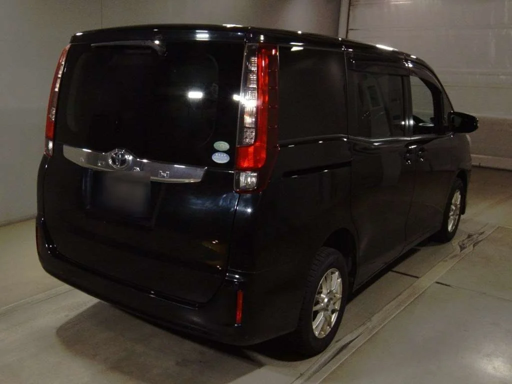 Toyota Noah  с аукциона в Японии