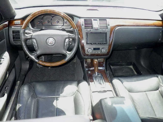 Cadillac DTS  с аукциона в Японии