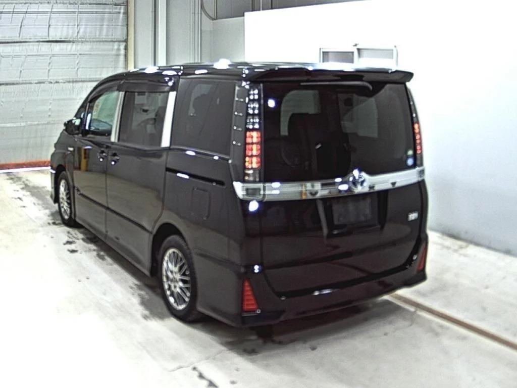 Toyota Voxy  с аукциона в Японии