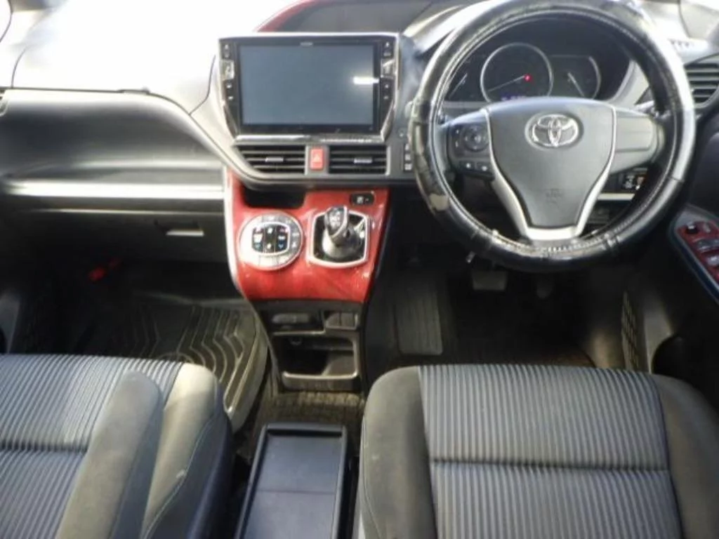 Toyota Voxy  с аукциона в Японии