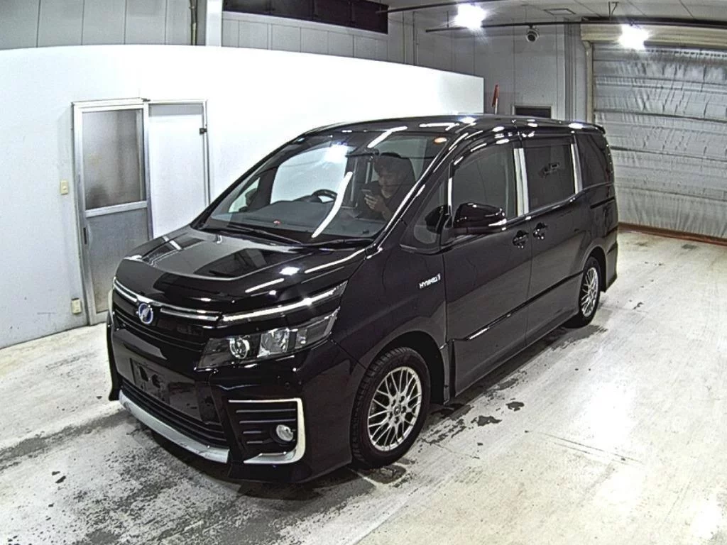 Toyota Voxy  с аукциона в Японии