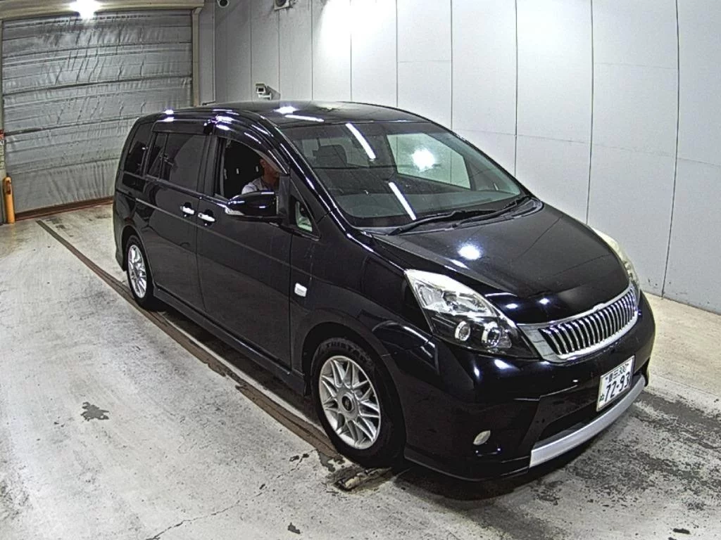 Toyota Isis 2015