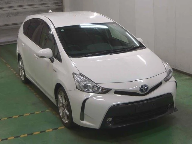 Toyota Prius Alpha 2015