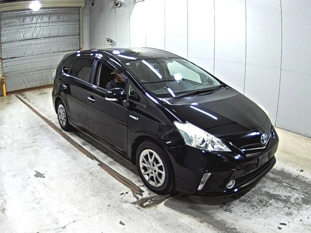 Toyota Prius Alpha 2014