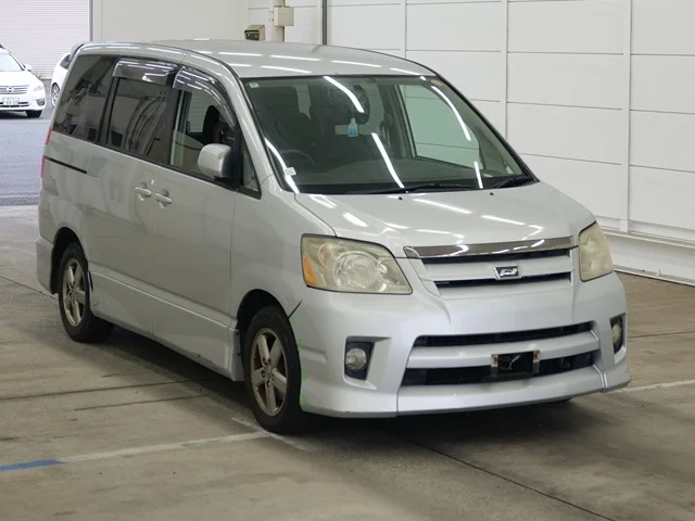 Toyota Noah 2005