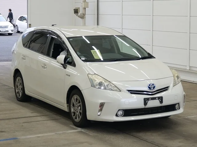 Toyota Prius Alpha 2014