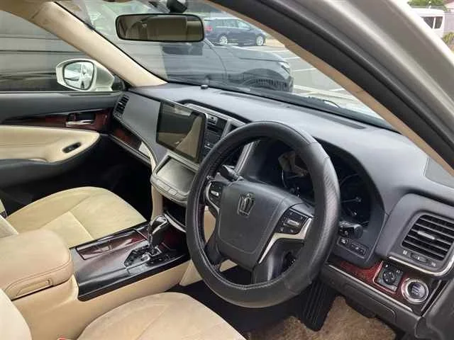 Toyota Crown  с аукциона в Японии