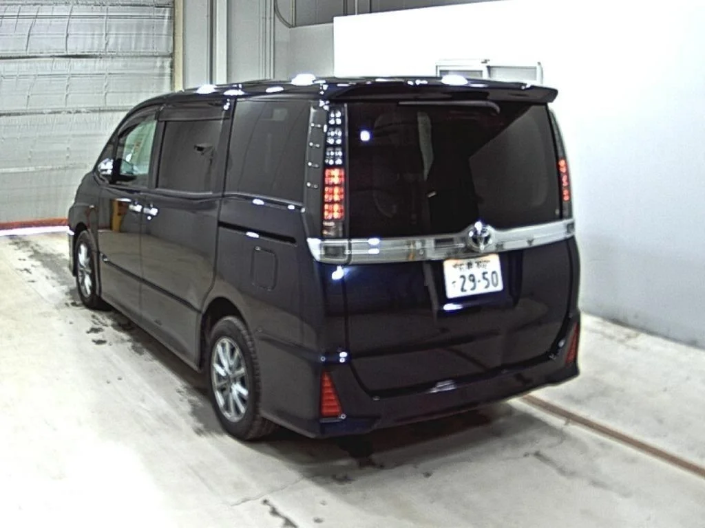 Toyota Voxy  с аукциона в Японии