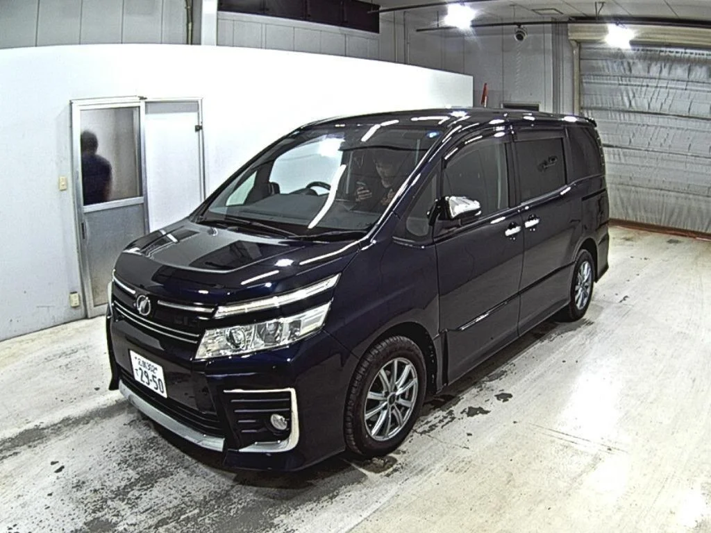 Toyota Voxy  с аукциона в Японии