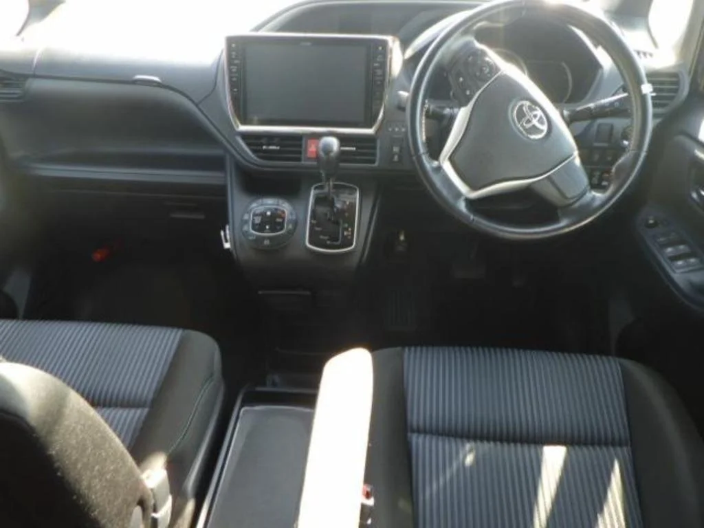 Toyota Voxy  с аукциона в Японии