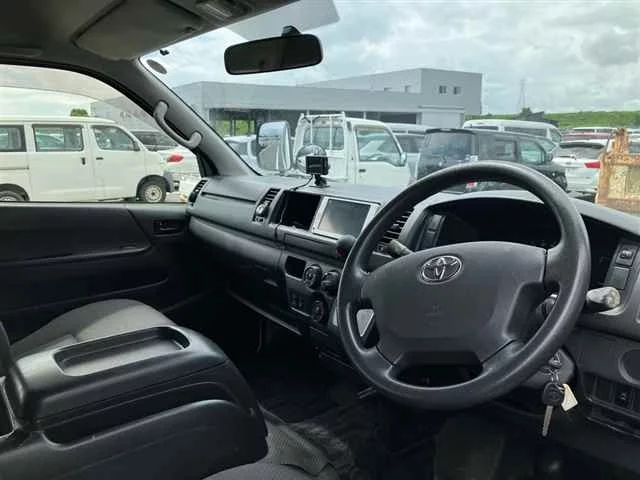 Toyota HiAce  с аукциона в Японии