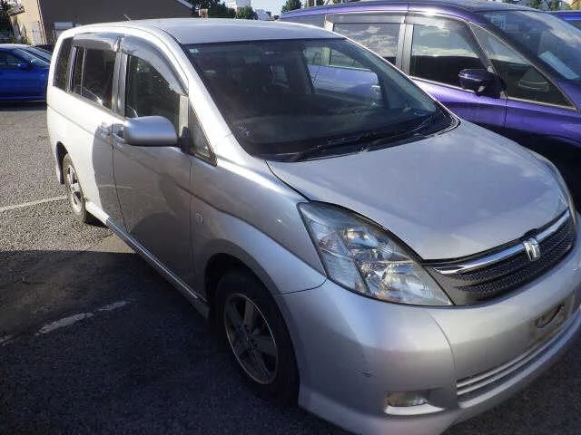 Toyota Isis 2005