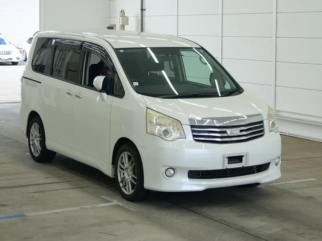 Toyota Noah 2011