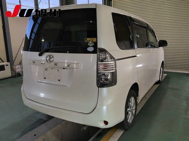 Toyota Voxy  с аукциона в Японии