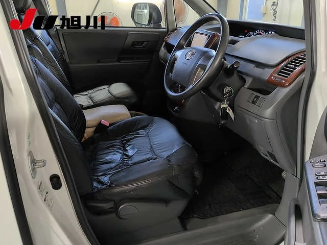 Toyota Voxy  с аукциона в Японии