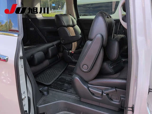 Nissan Elgrand  с аукциона в Японии