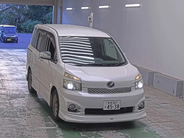 Toyota Voxy 2011