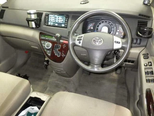 Toyota Isis 2005