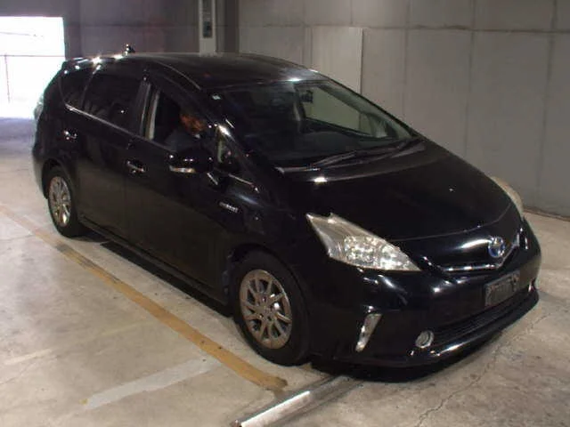 Toyota Prius Alpha 2014