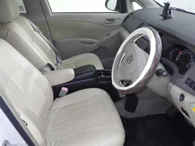 Toyota Isis  с аукциона в Японии