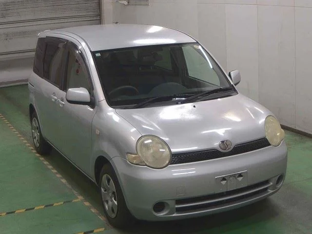 Toyota Sienta 2005
