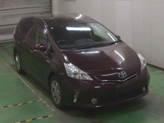 Toyota Prius Alpha 2014